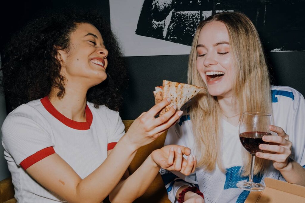 Frauen essen Pizza zusammen