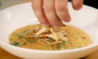 Pastinaken-Süßkartoffel-Suppe mit gebratenen Kräuterseitlingen