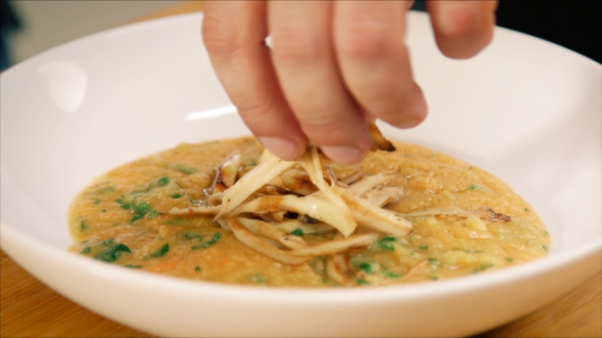 Pastinaken-Süßkartoffel-Suppe mit gebratenen Kräuterseitlingen - PETA Zwei