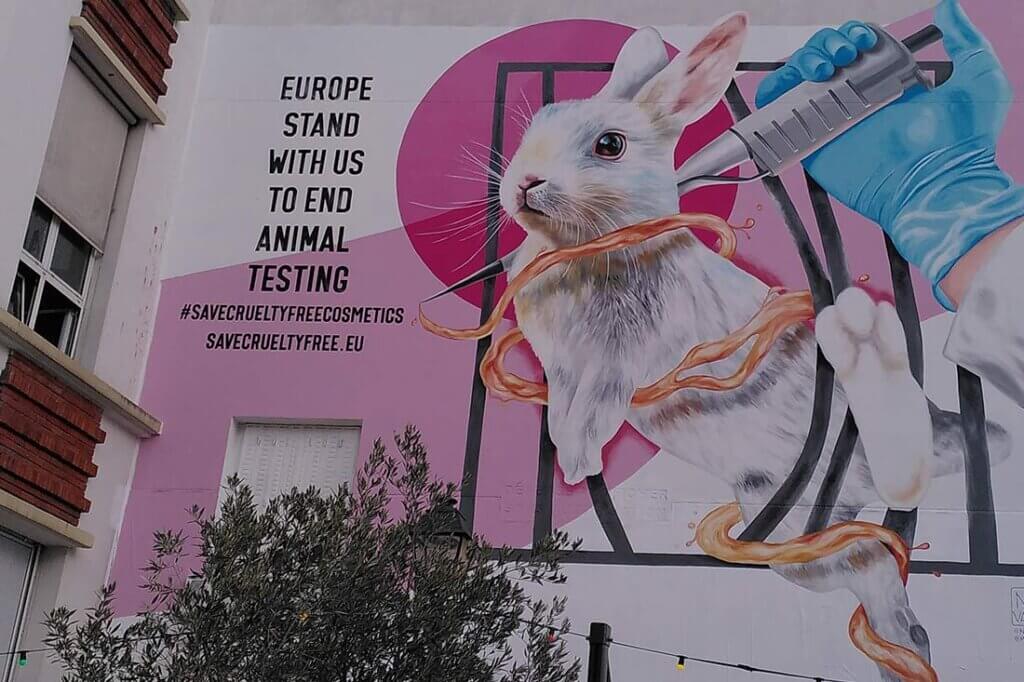 Plakat gegen Tierversuche an einer Hauswand