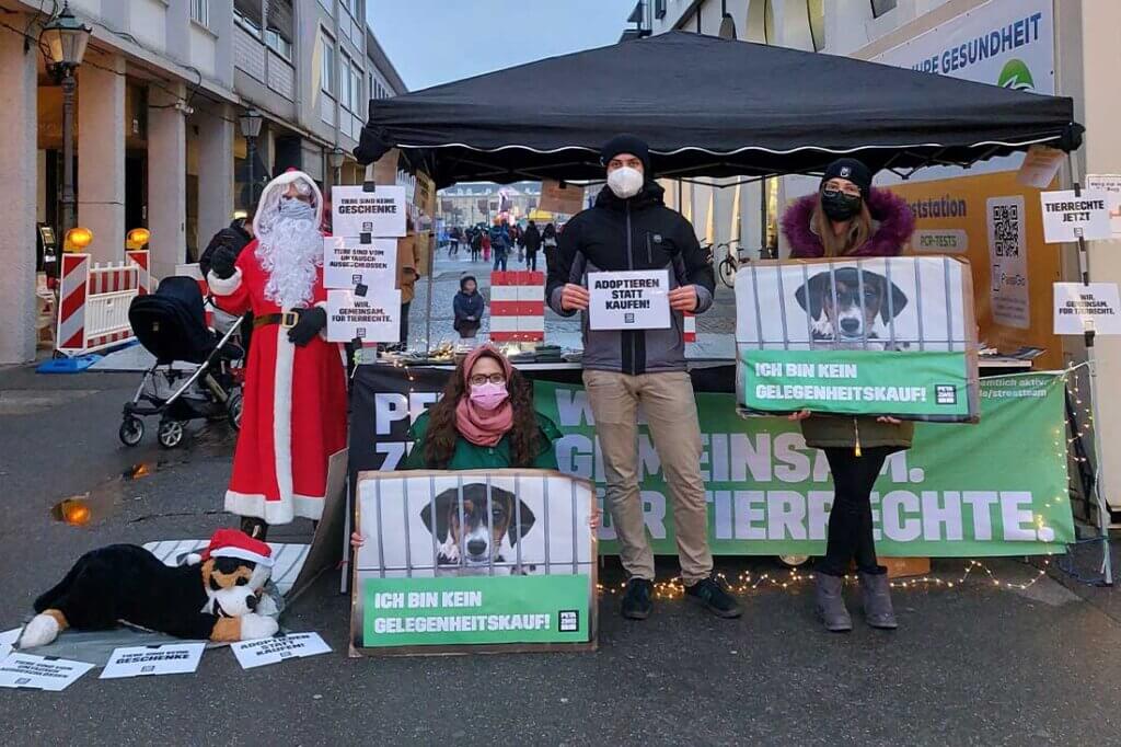 PETA ZWEI Stand mit Demonstranten gegen Verschenken von Tieren