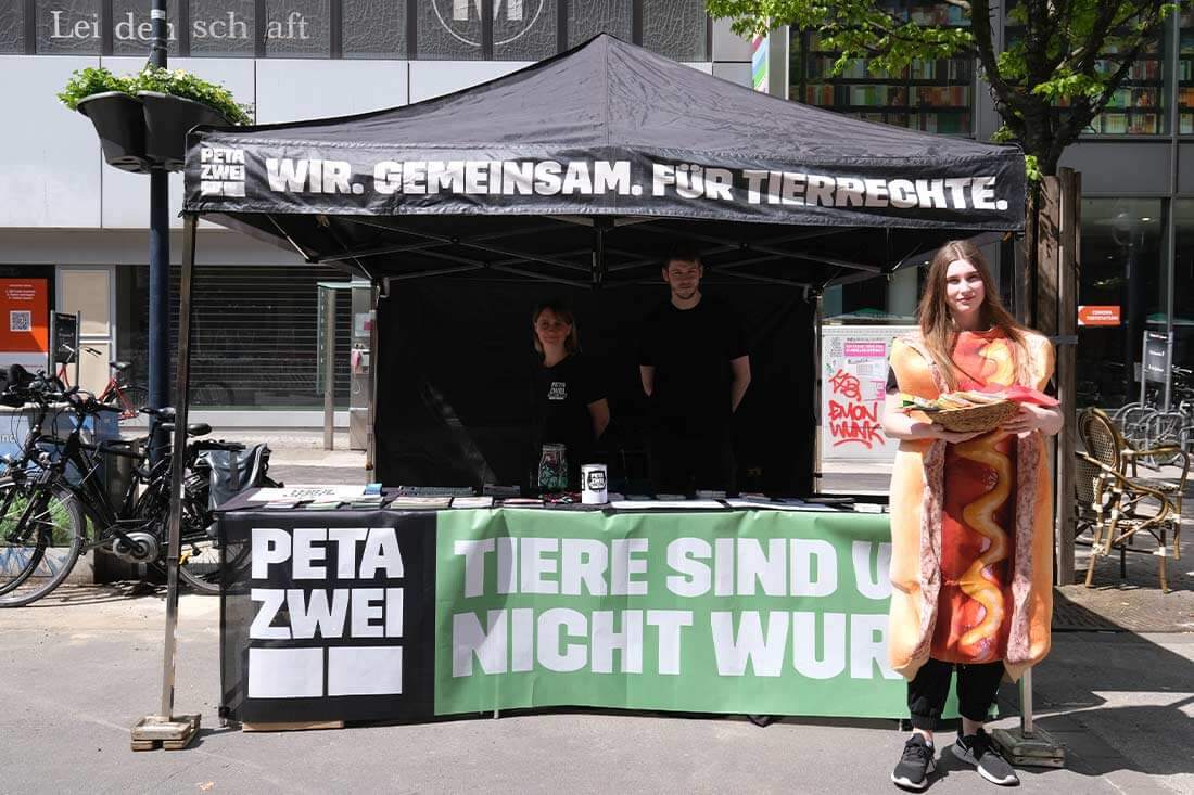 PETAZWEI Streetteam Dortmund Wurst Aktion